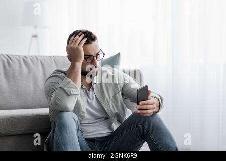 Problemi di relazione, espressioni facciali, cattive notizie e messaggi, negativi, stress e triste Foto Stock