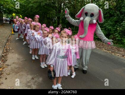 Lymm, Cheshire, Regno Unito. 25 settembre 2021. 25 settembre 2021 - Lymm Village a Cheshire ha tenuto l'annuale Lymm May Queen Festival, rinviato all'inizio dell'anno a causa della pandemia COVID-19. Lymm Rose Queen è stata anche incoronata in questo evento Credit: John Hopkins/Alamy Live News Foto Stock