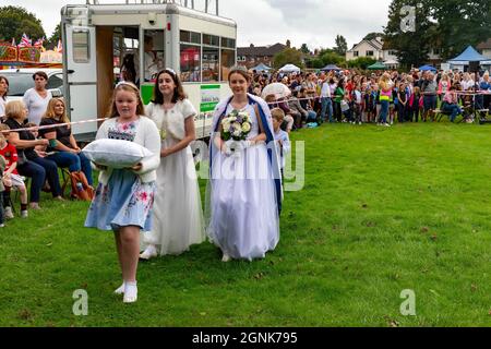 Lymm, Cheshire, Regno Unito. 25 settembre 2021. 25 settembre 2021 - Lymm Village a Cheshire ha tenuto l'annuale Lymm May Queen Festival, rinviato all'inizio dell'anno a causa della pandemia COVID-19. Lymm Rose Queen è stata anche incoronata in questo evento Credit: John Hopkins/Alamy Live News Foto Stock