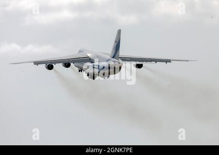 Volga-Dnepr Airlines Antonov AN-124-100 Ruslan (REG: RA-82079) si alza lentamente dalla pista 13. Foto Stock