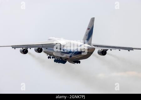 Volga-Dnepr Airlines Antonov AN-124-100 Ruslan (REG: RA-82079) si alza lentamente dalla pista 13. Foto Stock