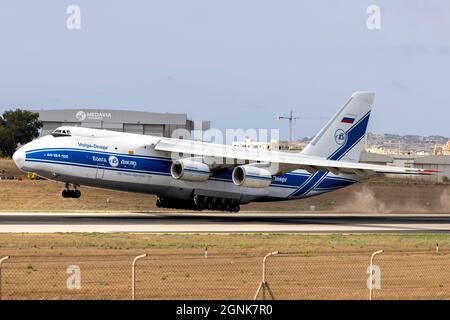 Volga-Dnepr Airlines Antonov AN-124-100 Ruslan (REG: RA-82079) si alza lentamente dalla pista 13. Foto Stock