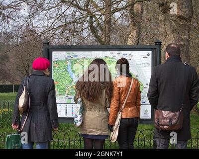 Tourist Looking at a map of Hyde Park, London, United Kingdom. Foto Stock