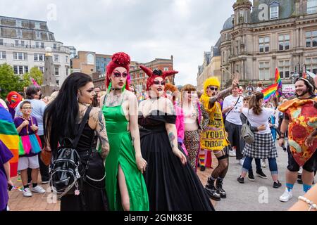 Drag regine godersi la sfilata al Birmingham Pride Sabato 25 settembre 2021 Foto Stock