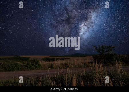Cielo stellato sul paesaggio rurale. Illustrazione 3D. Foto Stock