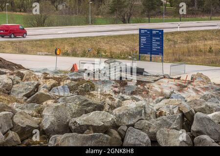 Vista ravvicinata dei lavori di costruzione su terreni rocciosi. Svezia. Enkoping. Foto Stock