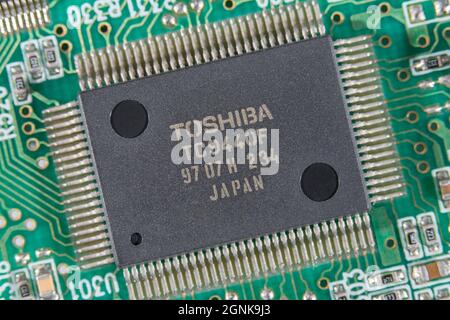 Piedini ad ala di gabbiano / piedini di uscita del circuito integrato Toshiba / semiconduttore IC su scheda a circuito stampato verde. Per la tecnologia elettronica, la carenza di chip a livello mondiale Foto Stock