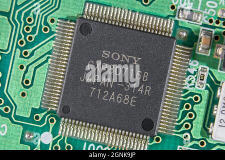 Piedini o piedini ad ala di gabbiano di un circuito integrato/semiconduttore IC Sony su una scheda a circuito stampato verde. Per la tecnologia elettronica, la carenza di chip a livello mondiale Foto Stock