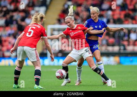 Jackie Groenen (14) di Manchester United Women protegge la palla da Pernille Harder (23) di Chelsea F.C Women a Leigh, Regno Unito il 9/26/2021. (Foto di James Heaton/News Images/Sipa USA) Foto Stock