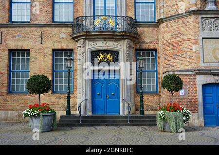 Ingresso del vecchio municipio (Altes Rathaus) sulla piazza del mercato di Düsseldorf, Città Vecchia, con porta blu e decorazione dorata del Leone Bergisch. Foto Stock