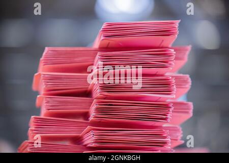 Colonia, Germania. 26 settembre 2021. I voti assentee saranno disponibili presso il conteggio dei voti assentee per le elezioni federali nella Sala Esposizioni 6. Credit: Rolf Vennenbernd/dpa/Alamy Live News Foto Stock