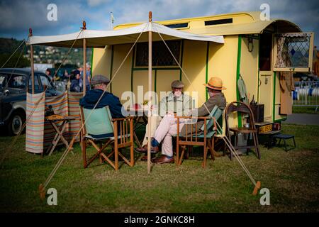 Gli uomini chiacchierano con la loro carovana d'epoca al Malvern Autumn Show, al Three Counties Showground vicino a Malvern nel Worcestershire. Data foto: Domenica 26 settembre 2021. Foto Stock