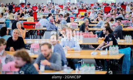 Colonia, Germania. 26 settembre 2021. Gli operai delle elezioni attendono che il conteggio dei voti assentee inizi nell'Exhibition Hall 6. Credit: Rolf Vennenbernd/dpa/Alamy Live News Foto Stock