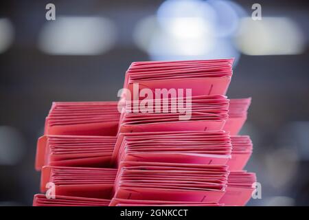 Colonia, Germania. 26 settembre 2021. I voti assentee saranno disponibili presso il conteggio dei voti assentee per le elezioni federali nella Sala Esposizioni 6. Credit: Rolf Vennenbernd/dpa/Alamy Live News Foto Stock