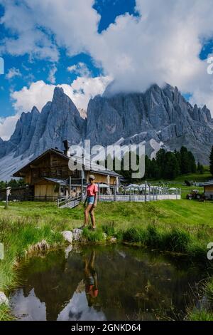 Geisler Alm, Dolomiti Italia, escursioni sulle montagne della Val di Funes nelle Dolomiti italiane, Parco Naturale Geisler-Puez con Geisler Alm in Alto Adige. Italia Europa, donna escursionismo in estate moutains Foto Stock