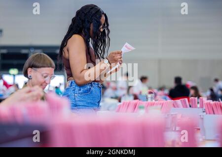 Colonia, Germania. 26 settembre 2021. Un lavoratore elettorale che conta le schede assentee per l'elezione del Bundestag nella sala espositiva 6. Credit: Rolf Vennenbernd/dpa/Alamy Live News Foto Stock