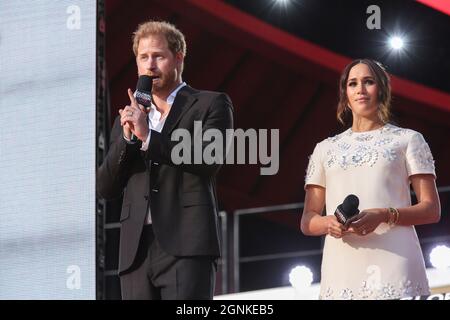 New York, NY - 25 settembre 2021: Prince Harry, Duca del Sussex e Meghan, Duchessa del Sussex parlano sul palco durante il concerto Global Citizen Live su Great Lawn in Central Park Foto Stock