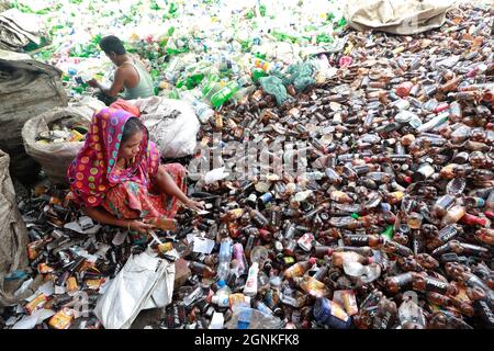 Dhaka, Bangladesh - 26 settembre 2021: I lavoratori del Bangladesh lavorano in una fabbrica di riciclaggio della plastica a Hazaribagh, a Dhaka, Bangladesh. Foto Stock