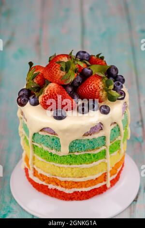 Deliziosa torta alla bacca decorata con fragole fresche e mirtilli. Primo piano. Foto Stock