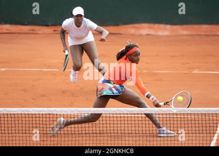 GIOCATORE DI tennis USA Coco Gauff che gioca un tiro al volo, torneo di tennis del French Open 2021, Parigi, Francia Foto Stock