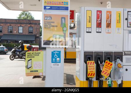 Londra, Regno Unito. 26 settembre 2021. A Balham Hill, nel sud di Londra, una Shell Garage è completamente fuori da tutti i tipi di carburante. Le pompe sono etichettate come fuori uso e i coni stradali hanno i segni scritti a mano che dicono 'No Fuel Spiacenti'. Se da un lato non c’è una carenza assoluta di carburante nel paese, dall’altro la mancanza di conducenti di consegne significa che alcune catene sono scarsi e il conseguente panico nell’acquisto ha aggravato la situazione. Credit: Anna Watson/Alamy Live News Foto Stock