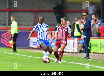 Crawley, Regno Unito. 26 settembre 2021. Danielle carter di Brighton e Hove Albion e Mayumi Pacheco di Aston Villa combattono per la palla durante la partita della fa Women's Super League tra Brighton & Hove Albion Women e Aston Villa Women al People's Pension Stadium il 26 settembre 2021 a Crawley, Regno Unito. (Foto di Jeff Mood/phcimages.com) Credit: PHC Images/Alamy Live News Foto Stock