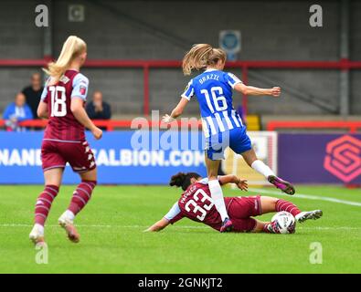 Crawley, Regno Unito. 26 settembre 2021. Mayumi Pacheco di Aston Villa sfida a vincere la palla da Ellie Brasile di Brighton e Hove Albion durante la partita fa Women's Super League tra Brighton & Hove Albion Women e Aston Villa Women al People's Pension Stadium il 26 settembre 2021 a Crawley, Regno Unito. (Foto di Jeff Mood/phcimages.com) Credit: PHC Images/Alamy Live News Foto Stock