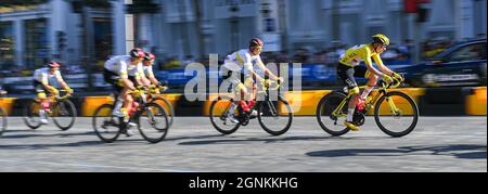 Team UAE Emirates Tadej Pogacar con la maglia gialla del leader nella 21° tappa del Tour de France a Parigi, il 18 luglio 2021. Foto Stock