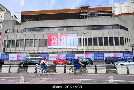 Brighton UK 26 Settembre 2021 - i ciclisti passano dalla Conferenza del Partito del lavoro che si svolge nel Centro di Brighton : Credit Simon Dack / Alamy Live News Foto Stock