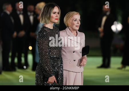 LOS ANGELES, CALIFORNIA, USA - SETTEMBRE 25: L'attrice Sarah Paulson che indossa un abito di Giorio Armani e i gioielli Irene Neuwirth mentre porta una pochette Tyler Ellis e il partner Holland Taylor arriva all'Academy Museum of Motion Pictures Opening Gala che si tiene presso l'Academy Museum of Motion Pictures il 25 settembre 2021 a Los Angeles, California, Stati Uniti. (Foto di Xavier Collin/Image Press Agency/Sipa USA) Foto Stock