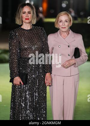 LOS ANGELES, CALIFORNIA, USA - SETTEMBRE 25: L'attrice Sarah Paulson che indossa un abito di Giorio Armani e i gioielli Irene Neuwirth mentre porta una pochette Tyler Ellis e il partner Holland Taylor arriva all'Academy Museum of Motion Pictures Opening Gala che si tiene presso l'Academy Museum of Motion Pictures il 25 settembre 2021 a Los Angeles, California, Stati Uniti. (Foto di Xavier Collin/Image Press Agency/Sipa USA) Foto Stock