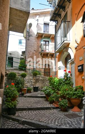 Una stradina a Longano, città medievale della regione del Molise, Italia. Foto Stock