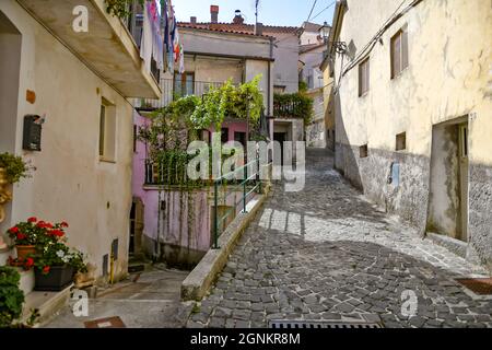 Una stradina a Longano, città medievale della regione del Molise, Italia. Foto Stock