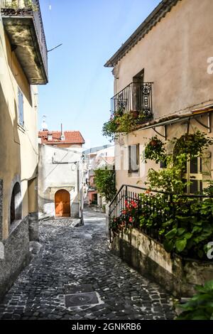 Una stradina a Longano, città medievale della regione del Molise, Italia. Foto Stock