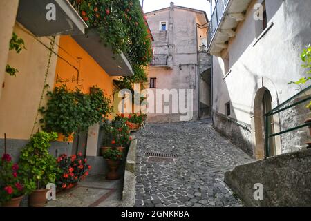 Una stradina a Longano, città medievale della regione del Molise, Italia. Foto Stock