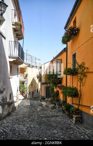 Una stradina a Longano, città medievale della regione del Molise, Italia. Foto Stock