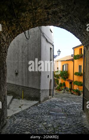 Una stradina a Longano, città medievale della regione del Molise, Italia. Foto Stock