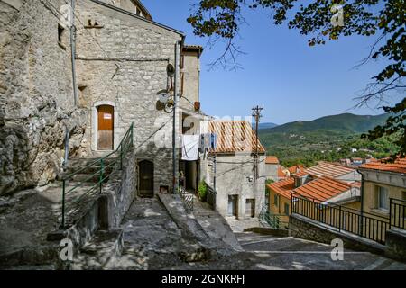 Una stradina a Longano, città medievale della regione del Molise, Italia. Foto Stock