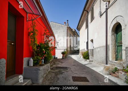 Una stradina a Longano, città medievale della regione del Molise, Italia. Foto Stock