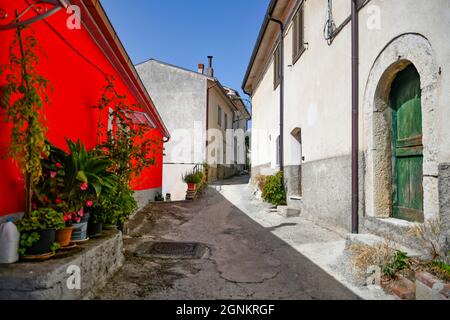 Una stradina a Longano, città medievale della regione del Molise, Italia. Foto Stock