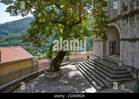 Una stradina a Longano, città medievale della regione del Molise, Italia. Foto Stock