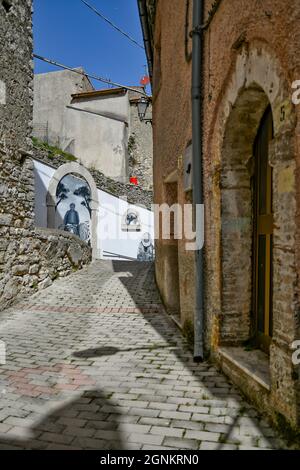 Una stradina a Longano, città medievale della regione del Molise, Italia. Foto Stock