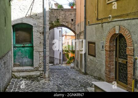 Una stradina a Longano, città medievale della regione del Molise, Italia. Foto Stock