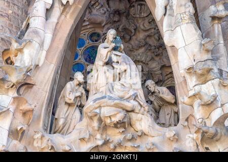 Particolare dell'incoronazione della Vergine Maria nella facciata della sacra famiglia 'la Sagrada Familia' , cattedrale progettata da Gaudi, in costruzione dal 19 ma Foto Stock