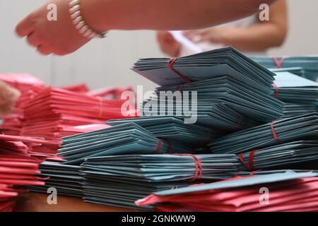 Duesseldorf, Germania. 26 settembre 2021. Gli operai delle elezioni si preparano a contare le urne assentee. Ci si aspetta che questa volta più persone abbiano votato a scrutinio postale. Credit: David Young/dpa/Alamy Live News Foto Stock