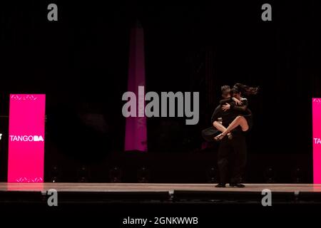 Buenos Aires, Argentina. 25 Settembre 2021. Lucila Coultas (r) e Jhonny Carvajal ballano durante l'ultimo round del Campionato Mondiale di Tango. Credit: Florencia Martin/dpa/Alamy Live News Foto Stock