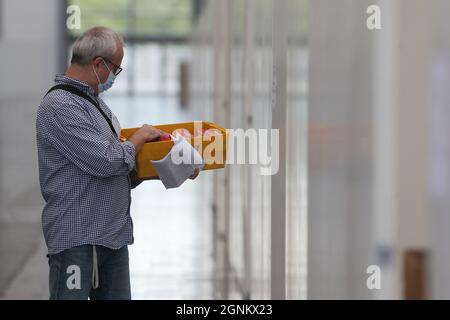 Duesseldorf, Germania. 26 settembre 2021. Gli operai delle elezioni si preparano a contare le urne assentee. Ci si aspetta che questa volta più persone abbiano votato a scrutinio postale. Credit: David Young/dpa/Alamy Live News Foto Stock