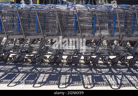 I carrelli di shopping Uniti fanno un disegno astratto Foto Stock