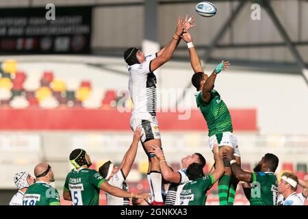 LONDRA, REGNO UNITO. IL 26 SETTEMBRE JP Du Preez di sale Sharks vince la palla in fila durante la partita Gallagher Premiership tra London Irish e sale Sharks al Brentford Community Stadium di Brentford, domenica 26 settembre 2021. (Credit: Juan Gasparini | MI News) Credit: MI News & Sport /Alamy Live News Foto Stock