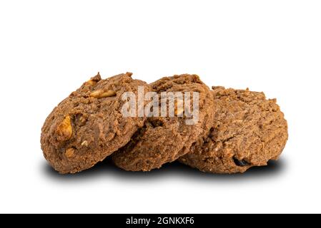 Deliziosi biscotti al burro con scaglie di cioccolato su sfondo bianco con percorso di taglio Foto Stock